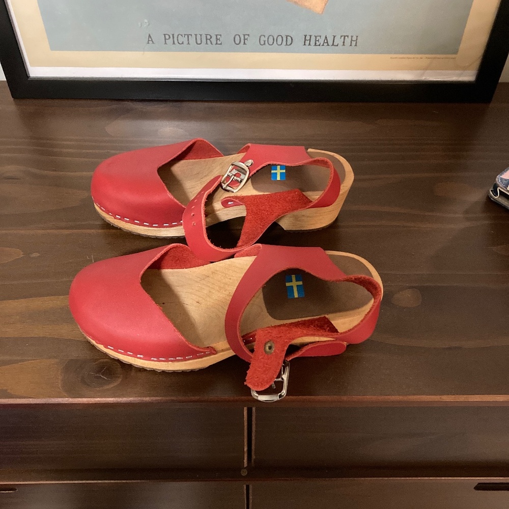 Red clogs